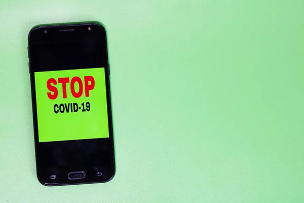 Pare Texto Covid Tela Smartphone Equipamento Protecção Médica Isolado Bucareste — Fotografia de Stock