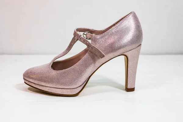 Glittery Hoge Hakken Schoenen Geïsoleerd Witte Achtergrond Met Kopieerruimte — Stockfoto