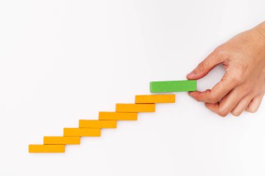 Büyüme süreci için iş konsepti, basamak olarak ahşap blokları dizmek