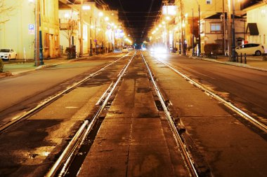 Modern demiryolu şehrinin gece sahnesi