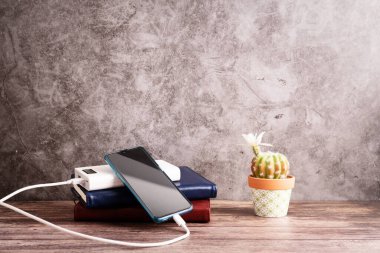 İş yerinde akıllı telefonu olan şarj güç bankası