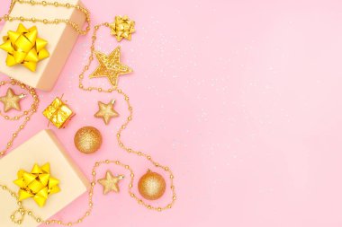 hediye kutuları ya da hediye kutuları altın yaylar, pembe arka planda yıldız ve balo doğum günü, noel veya düğün töreni için