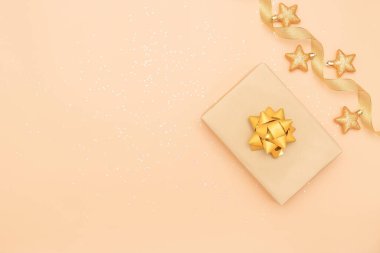 Hediye kutusu ya da hediye kutusu. Altın yaylı ve yıldızlı. Doğum günü, Noel ya da düğün töreni için.
