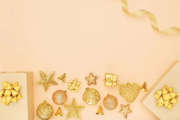 Подарункові Коробки Або Подарункові Коробки Золотими Бантами Зірка Золотому Тлі — стокове фото