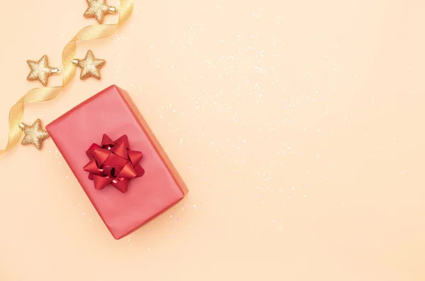 圣诞节或婚礼的礼品盒或装有红色蝴蝶结和金色背景星星的礼品盒 — 图库照片