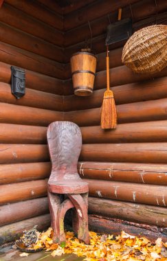 Bahçedeki ahşap Bank