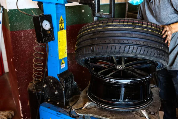 바퀴를 교체하는 자동차 수리공 — 스톡 사진