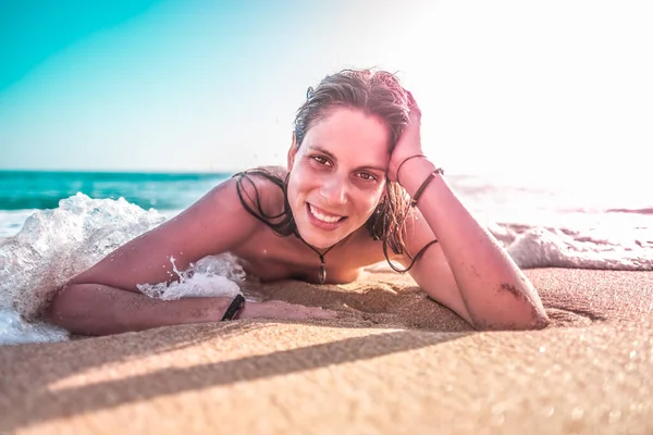 Καυκάσια Νεαρή Γυναίκα Ξαπλωμένη Στην Παραλία Γελώντας Καθώς Ένα Κύμα — Φωτογραφία Αρχείου