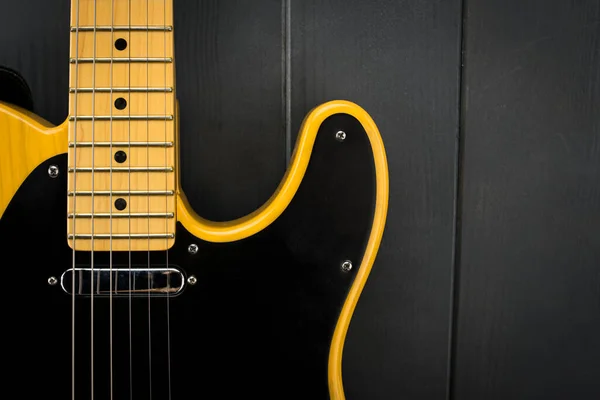 一把黄黑相间的经典电吉他的细节 它有烦躁 颈和话筒 — 图库照片