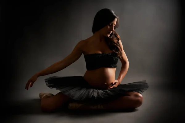 Young Pregnant Ballerina Performing Classical Ballet Pose Black Top Tutu — Stockfoto