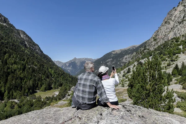 Man Woman Exploring Mountains Together — Stock Photo, Image