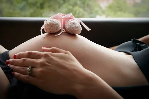 Gyönyörű Kép Rózsaszín Újszülött Baba Csizma Hasán Egy Terhes Mellett — Stock Fotó