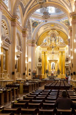 Koloni mimarisi, eski katolik katedrali. 