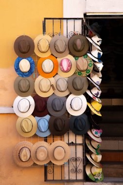 Meksika 'da satılık hasır şapkalar