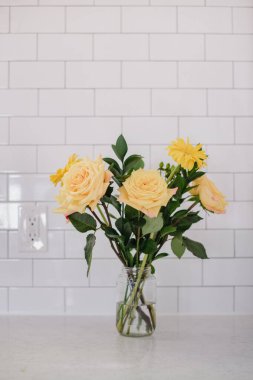 Beyaz arka planda vazoda güzel bir buket çiçek.