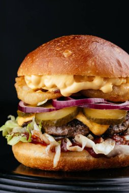 Siyah arka planda Amerikan yapımı sulu hamburger.