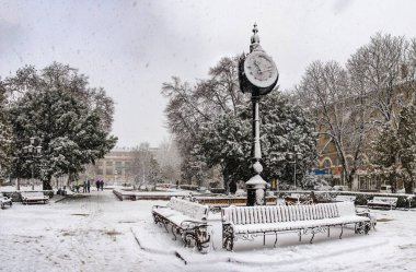 Ternopil, Ukrayna 01.05.2020. Karlı bir kış sabahında Ukrayna, Ternopol 'de üçlü saat.