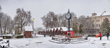 Ternopil, Ukrayna 01.05.2020. Taras Shevchenko Bulvarı Ternopol, Ukrayna 'da, karlı bir kış sabahı