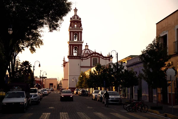 Malowniczy Widok Ulicę Meksyku Podczas Zachodu Słońca — Zdjęcie stockowe