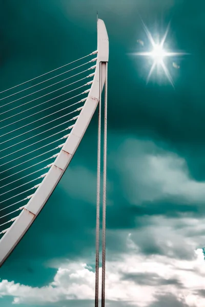 Architektonisches Detail Einer Brücke Mit Bizarrem Himmel Hintergrund — Stockfoto