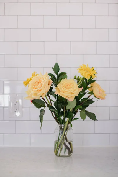 白い背景に花瓶の花の美しい花束 — ストック写真