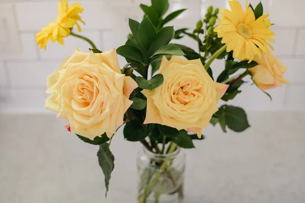 Mooi Boeket Rozen Een Vaas Een Witte Achtergrond — Stockfoto