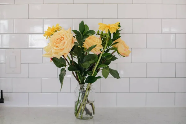 白い背景に花瓶の花の美しい花束 — ストック写真