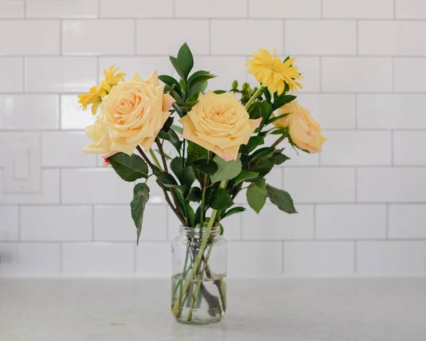 白い背景の花瓶に美しいバラの花束 — ストック写真
