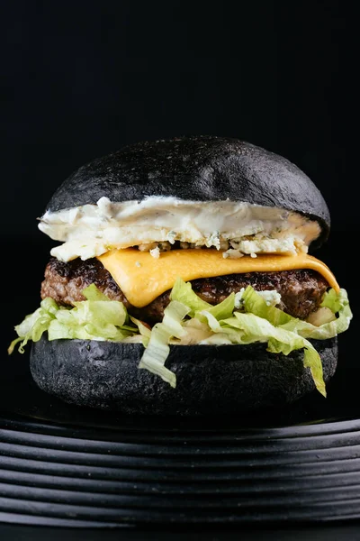 Hamburguesa Jugosa Artesanal Estadounidense Sobre Fondo Negro —  Fotos de Stock