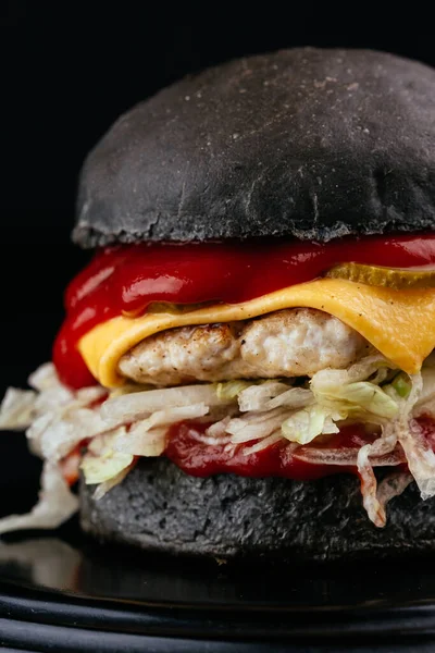 Amerykański Rzemiosło Soczysty Burger Czarnym Tle — Zdjęcie stockowe
