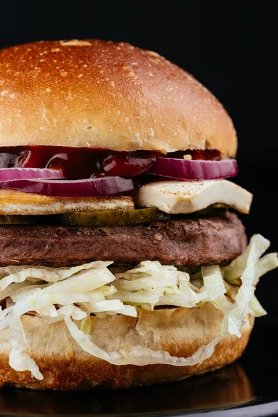 Hamburguesa Jugosa Artesanal Estadounidense Sobre Fondo Negro —  Fotos de Stock