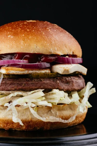 Hamburguesa Jugosa Artesanal Estadounidense Sobre Fondo Negro —  Fotos de Stock