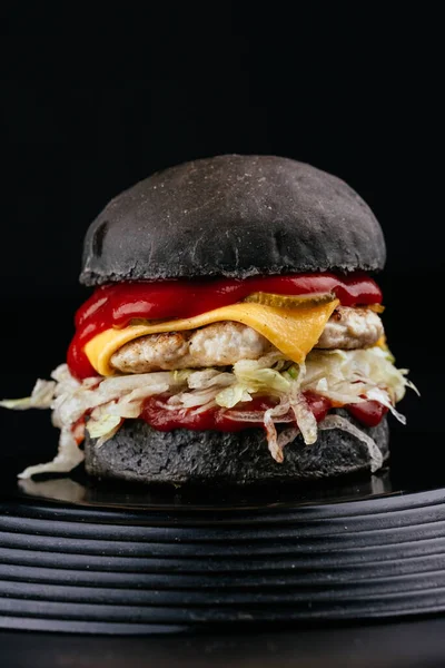 Amerykański Rzemiosło Soczysty Burger Czarnym Tle — Zdjęcie stockowe