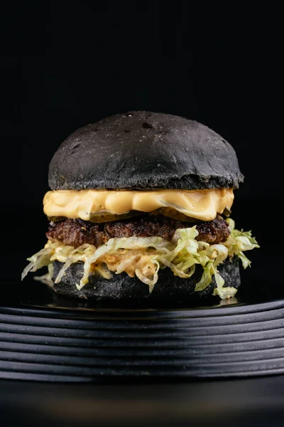 Hamburguesa Jugosa Artesanal Estadounidense Sobre Fondo Negro —  Fotos de Stock