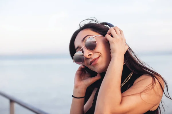 Menina Morena Posando Fora Com Fones Ouvido — Fotografia de Stock