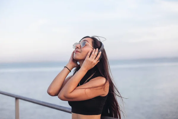 Menina Morena Posando Fora Com Fones Ouvido — Fotografia de Stock