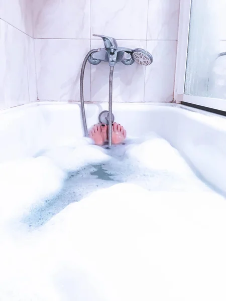 Young Woman Bathtub Water Drops Head — Stock Photo, Image