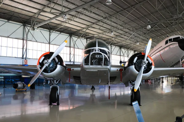 工业车库里的老旧飞机 — 图库照片