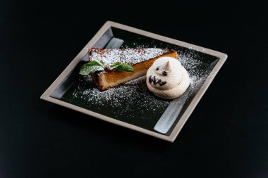 Siyah arka planda sonbahar balkabağı turtası