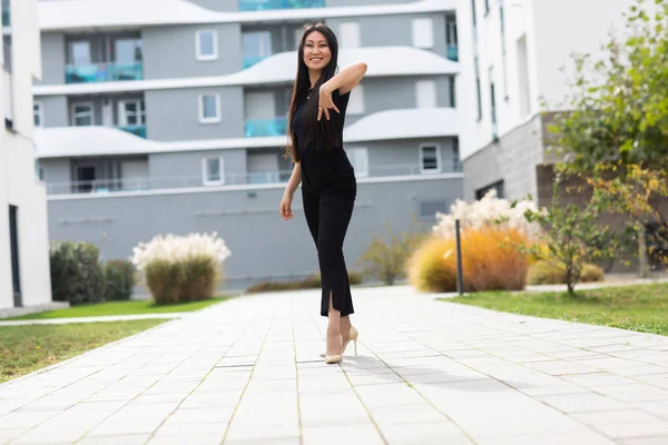 Schöne Junge Frau Posiert Auf Modernem Gebäude Hintergrund — Stockfoto