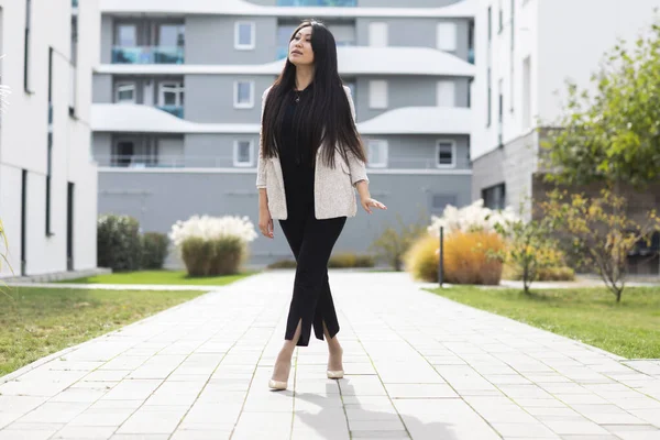 Beautiful Young Woman Posing Modern Building Background — Fotografia de Stock