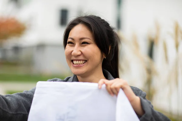 Portrait Happy Asian Woman Posing Street — 图库照片