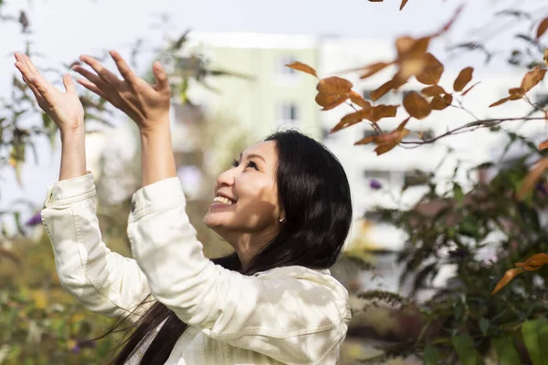 Portrait Happy Asian Woman Posing Street — Stok fotoğraf