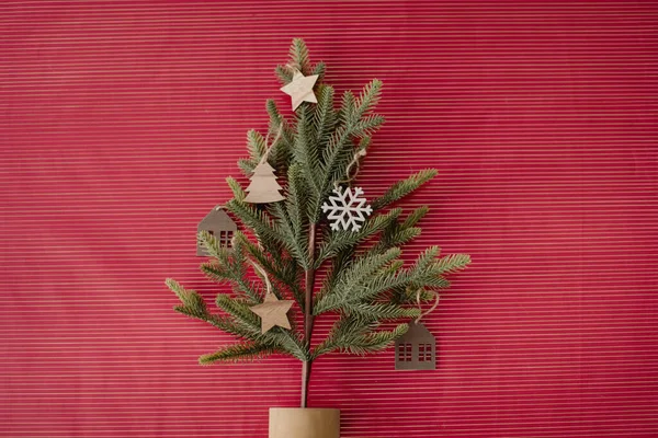 Árbol Navidad Con Cinta Roja Sobre Fondo Marrón — Foto de Stock