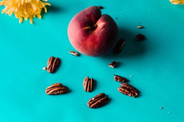 Mavi bir arka planda taze olgun elma ve elma. en üstteki görünüm.