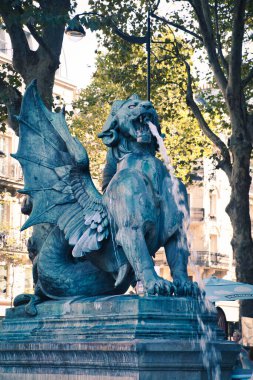 Aziz Michel Meydanı 'ndaki çeşme, Paris' in tarihi merkezinde..