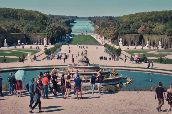 Multitud Turistas Visitando Los Jardines Del Palacio Versalles —  Fotos de Stock