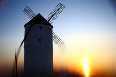 Gün batımında yel değirmenleri. Consuegra. İspanya