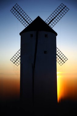 Günbatımında yel değirmeni. Consuegra. Spai.