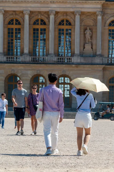 Tourism Woman Umbrella Visiting Palace Versailles France — Stock Photo, Image